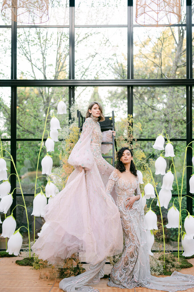 For the Reference Masterclass 2024, six duos of wedding planners and photographers from Dubai, the United States, Portugal, and France had the unique opportunity to collaborate with professional model couples at iconic Provence locations like the luxury hotel Crillon le Brave and the Château de la Tour Vaucros. With Floresie creating stunning floral decor within a glasshouse provided by Be Lounge, the participants enjoyed luxurious dining and a glamorous gala night. The jury, featuring experts from Wedding Sparrow, Magnolia Rouge, Albe Editions, and Reference, awarded prizes after a highly competitive showcase.