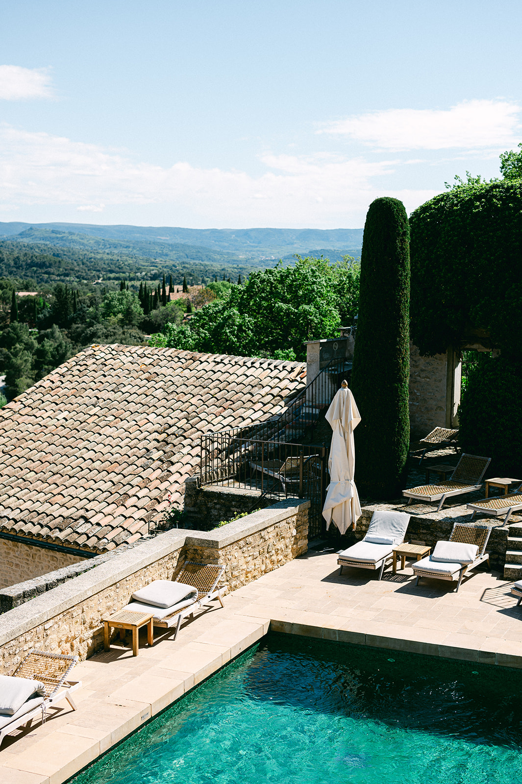 For the Reference Masterclass 2024, six duos of wedding planners and photographers from Dubai, the United States, Portugal, and France had the unique opportunity to collaborate with professional model couples at iconic Provence locations like the luxury hotel Crillon le Brave and the Château de la Tour Vaucros. With Floresie creating stunning floral decor within a glasshouse provided by Be Lounge, the participants enjoyed luxurious dining and a glamorous gala night. The jury, featuring experts from Wedding Sparrow, Magnolia Rouge, Albe Editions, and Reference, awarded prizes after a highly competitive showcase.