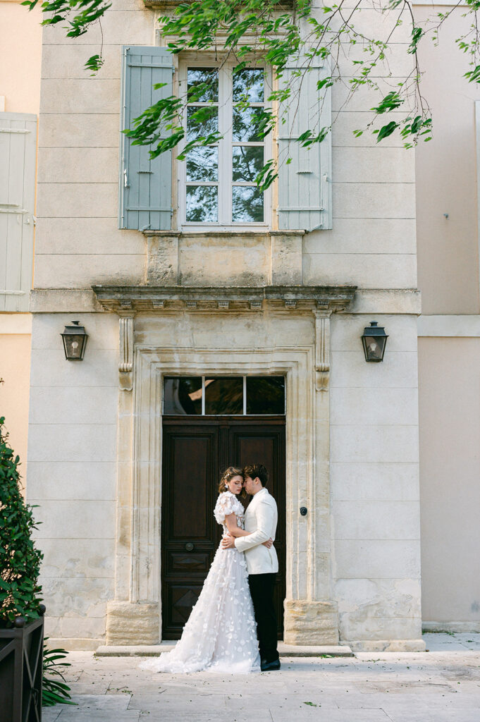 For the Reference Masterclass 2024, six duos of wedding planners and photographers from Dubai, the United States, Portugal, and France had the unique opportunity to collaborate with professional model couples at iconic Provence locations like the luxury hotel Crillon le Brave and the Château de la Tour Vaucros. With Floresie creating stunning floral decor within a glasshouse provided by Be Lounge, the participants enjoyed luxurious dining and a glamorous gala night. The jury, featuring experts from Wedding Sparrow, Magnolia Rouge, Albe Editions, and Reference, awarded prizes after a highly competitive showcase.